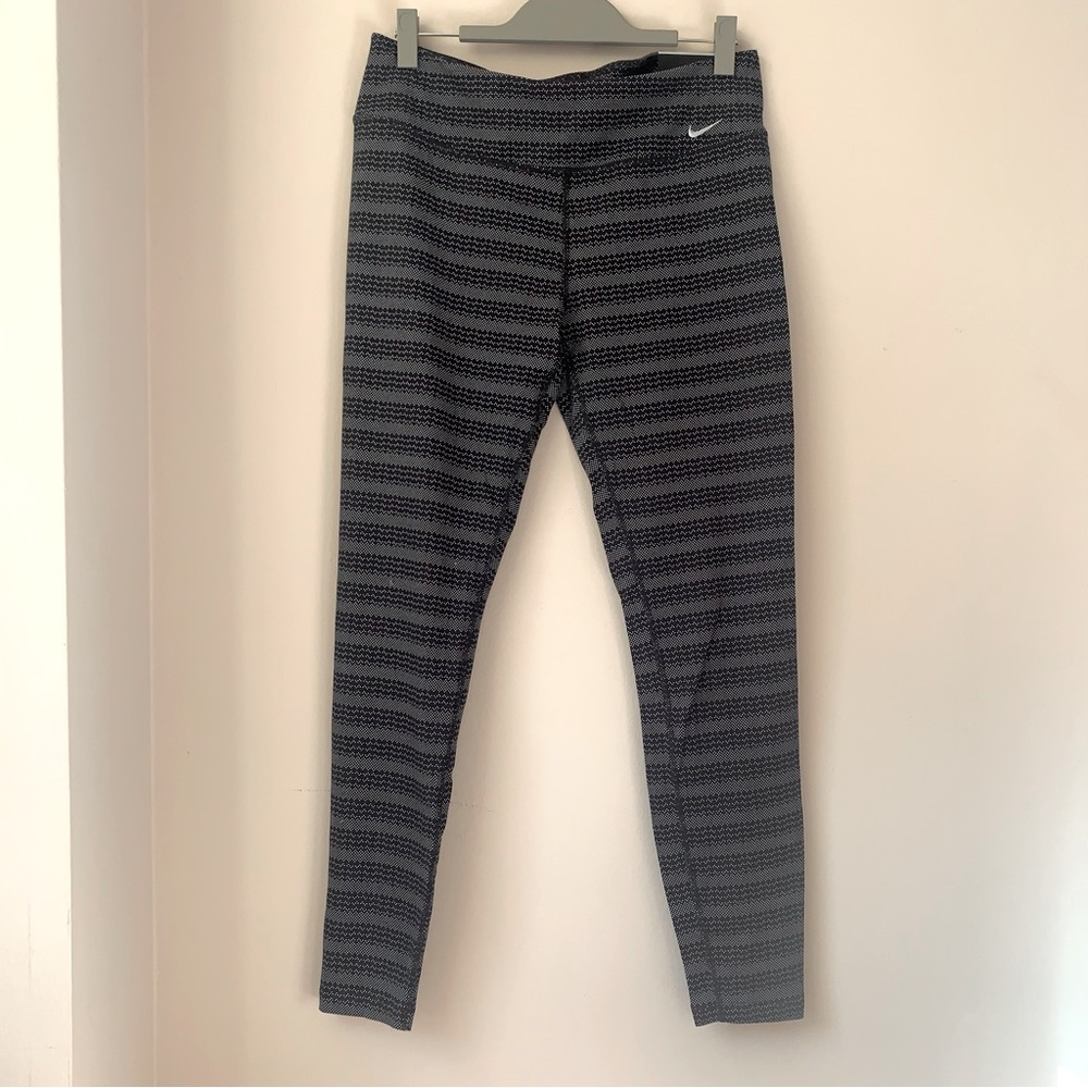 Nike Legend Tight Fit Leggings, size XL, black and white pattern